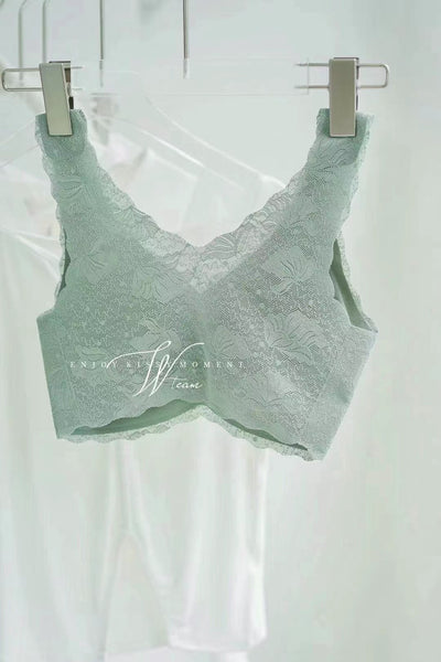 Kissy Platinum Lace Bra. First in the world using Thailand premium natural latex + 4D vertical upright cotton bra padding for healthy, perky and perfect breast shape. Environmentally friendly, breathable, anti-bacterial, breathable, and does not run out of shape.