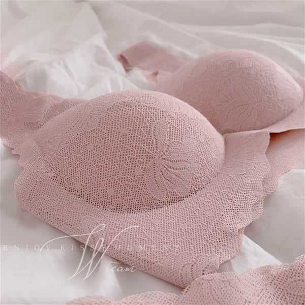 Kissy Platinum Lace Bra. First in the world using Thailand premium natural latex + 4D vertical upright cotton bra padding for healthy, perky and perfect breast shape. Environmentally friendly, breathable, anti-bacterial, breathable, and does not run out of shape.